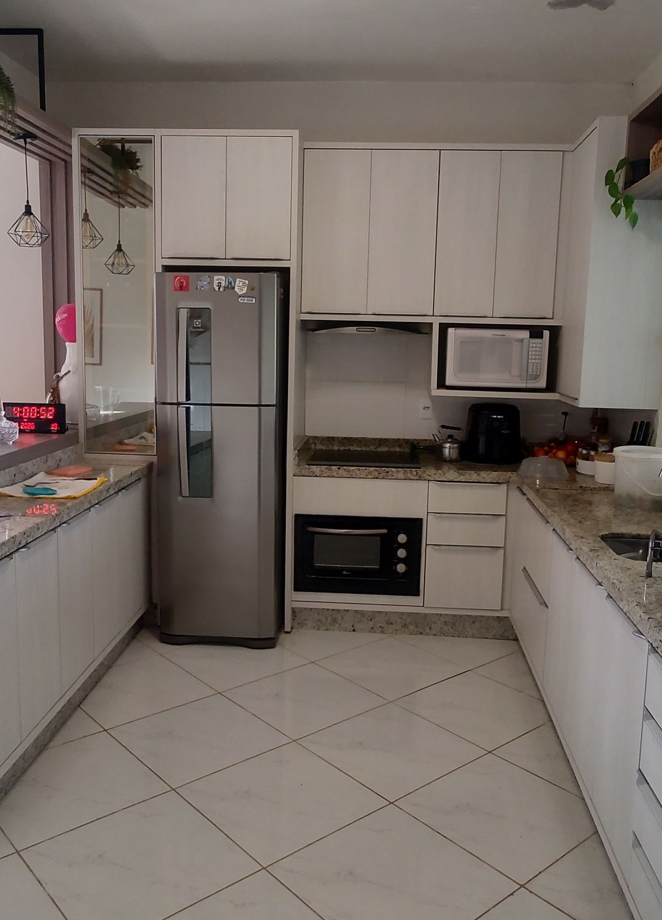 Cozinha planejada com bancada de pedra