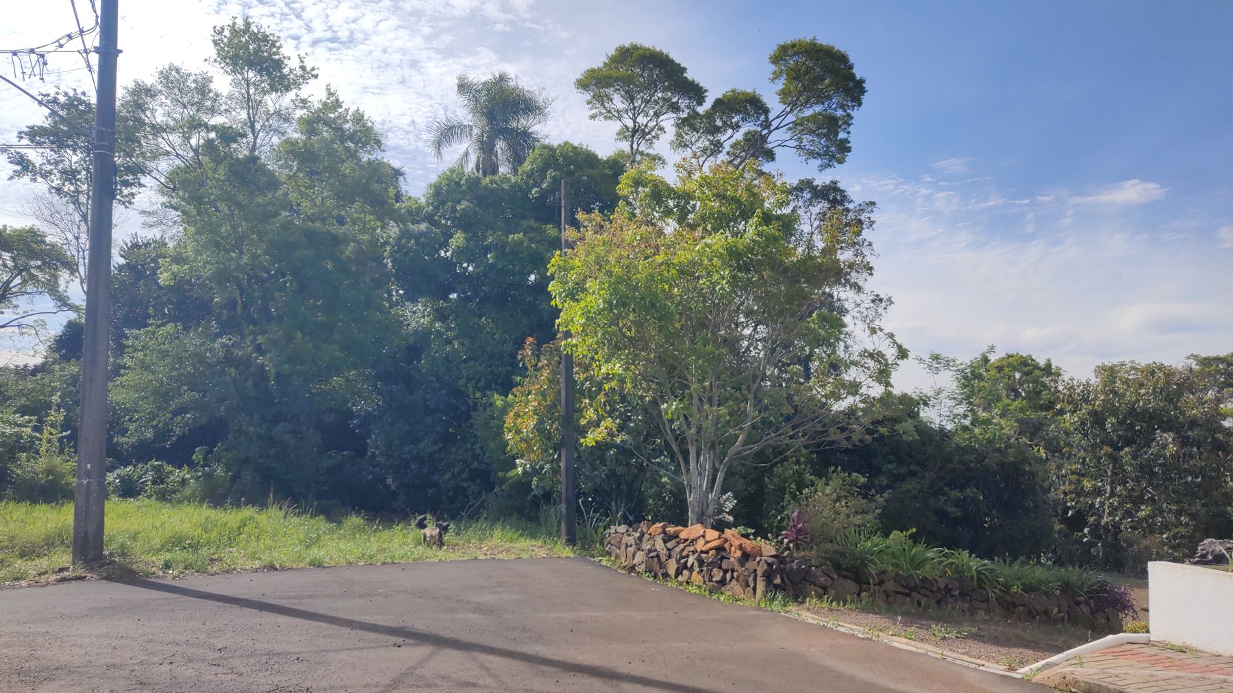 A casa vista de quem sobe a rua
