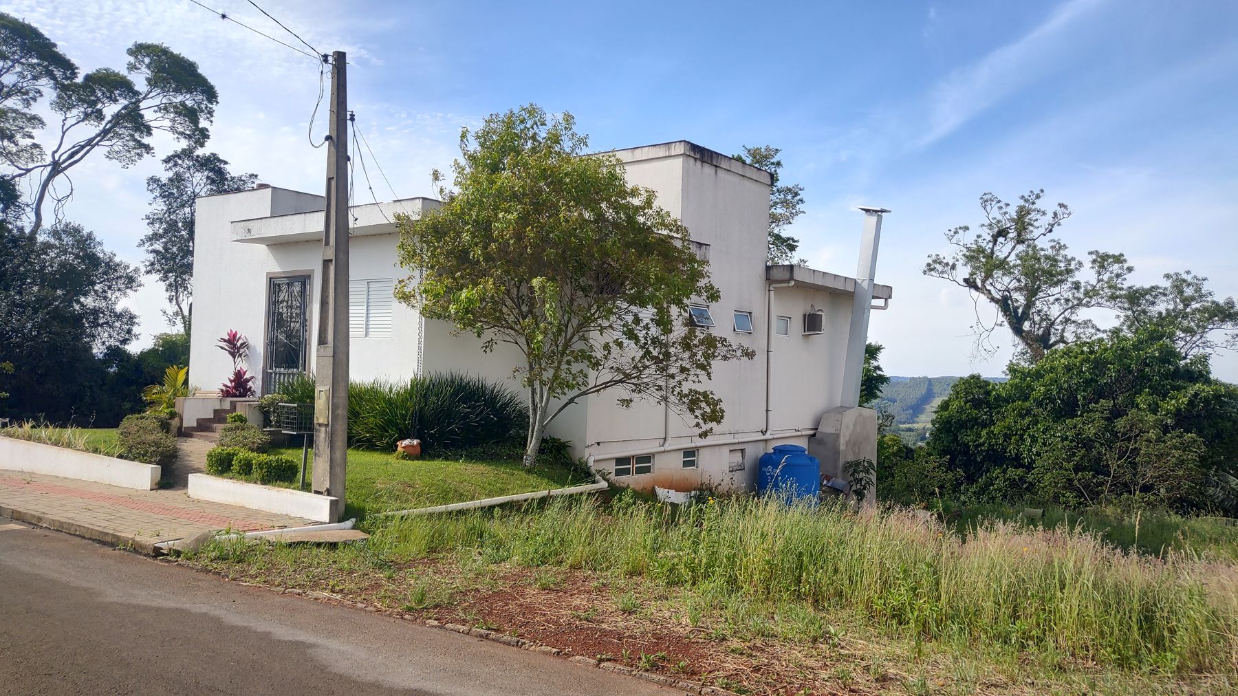 A lateral livre da casa, com o vale aberto ao lado