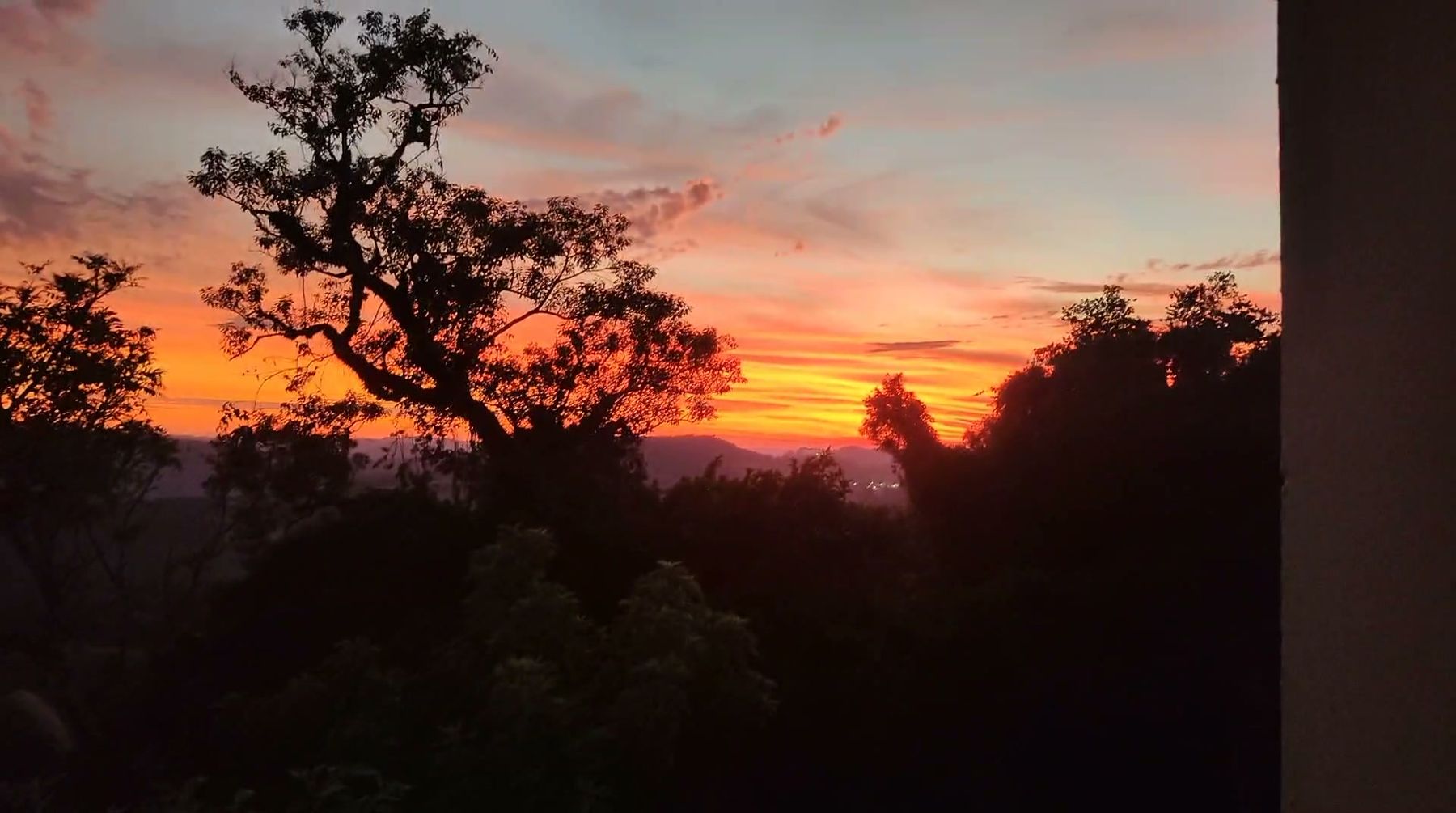 Amanhecer visto da lateral leste da casa