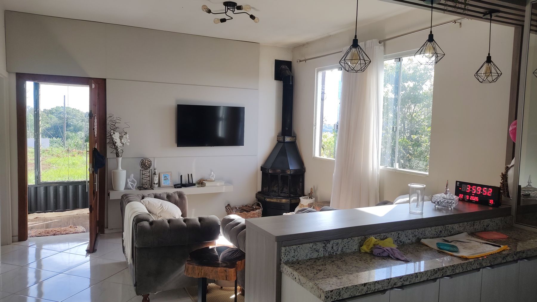 Sala e cozinha integradas, com vista