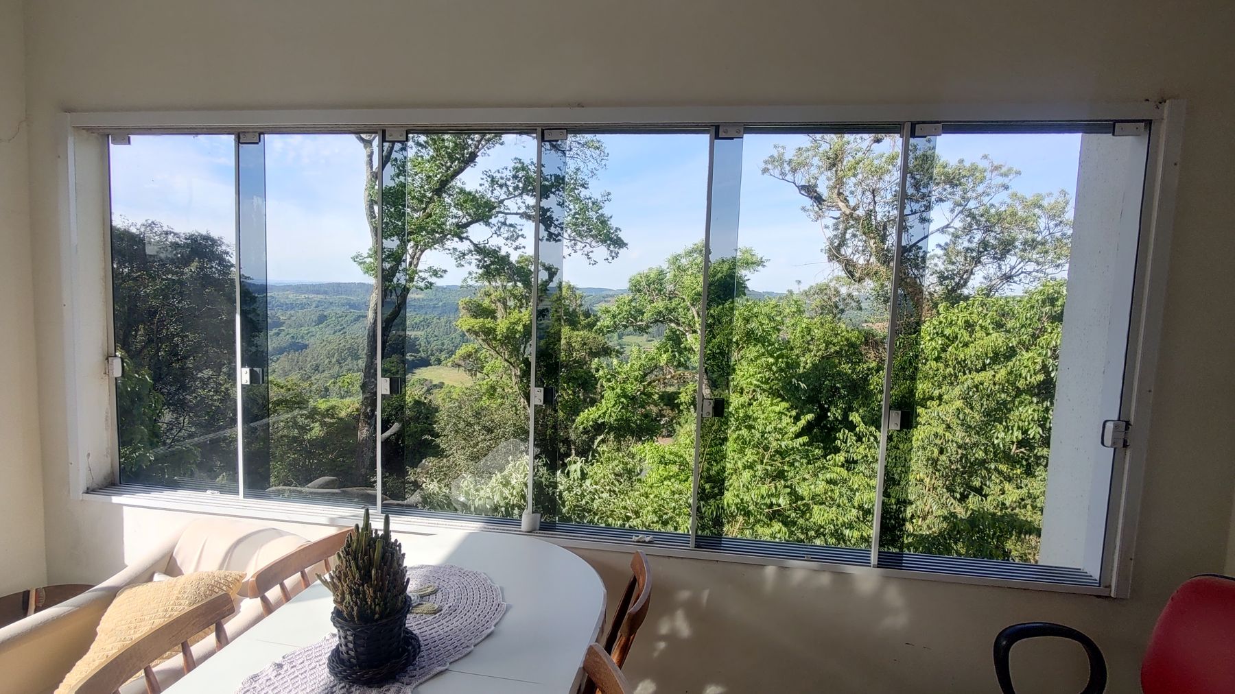 Varanda gourmet: vidro do chão ao teto